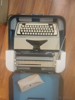 Starožitný pisací stroj zn Consul - 2