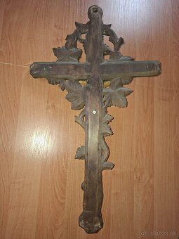 drevený vyrezávaný kríž - 2