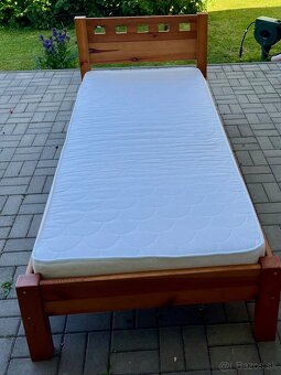 Dve postele z lakov. smrek.dreva 90x200 + matrace a rošty - 2