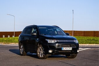 Mitsubishi Outlander Hybrid / Bi-Xenon / Strešné okno / - 2