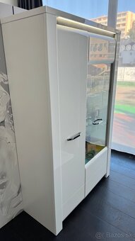 Krásna súprava biela lesklá komoda+skriňa s osvetlením - 2