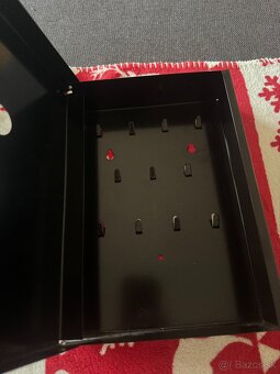 Lacno predám peknú a málo používanú skrinku na kľúče - 2