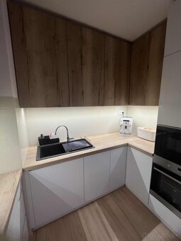 Moderný 2-izbový kompletne zariadený byt s loggiou a parkova - 2