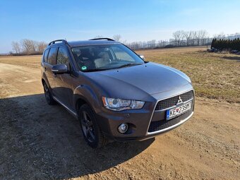 Mitsubishi Outlander SUV - 2