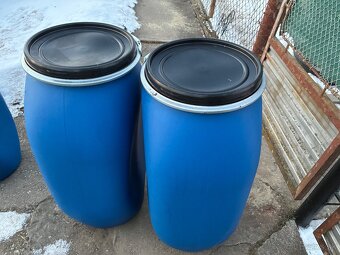 Plastové sudy s uzáverom - 2