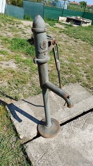 Stará/starožitná ručná pumpa - 2