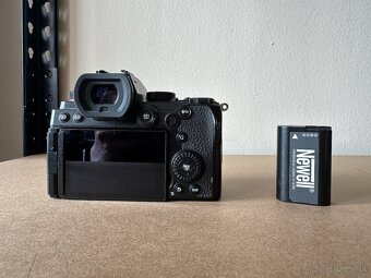 Lumix S5 s Newell batériou + Smallrig klietka zdarma - 2