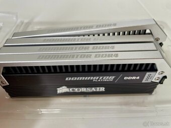 Corsair 16GB DDR4 3000MHz Dominator Platinum - 2