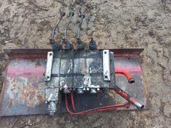 Desta destu dvhm hydraulický rozvádzač 4 sekciový - 2
