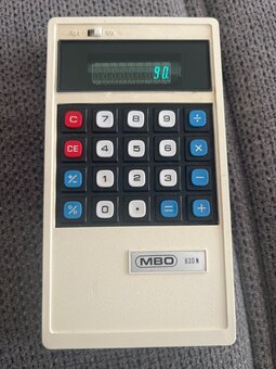 Retro elektronková kalkulačka. - 2