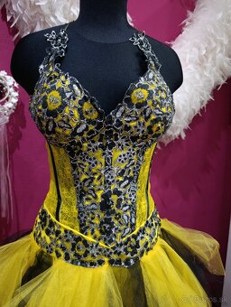 Extravagantne spoločenské šaty - 2