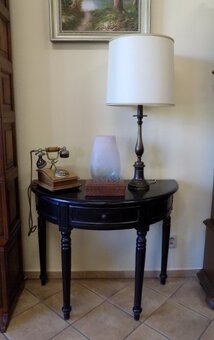Elegantný polkruhový stolík - konzola - 2