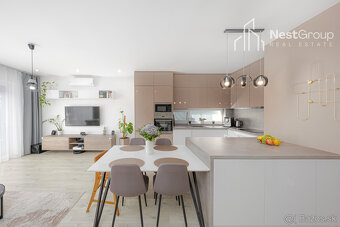 ZNÍŽENÁ CENA - ELEGANTNÝ A VEĽKÝ 3-IZBOVÝ BYT SO ZÁHRADKOU - 2