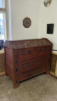Stará vyrezávaná truhlica-súsek. - 2