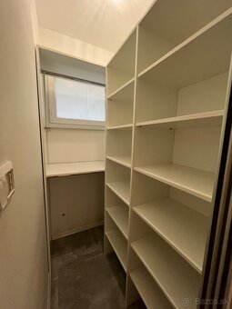 Šatník aj s posuvom - 2