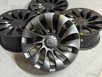 TESLA MODEL 3 R20 5X114,3 9J ET34 - 2