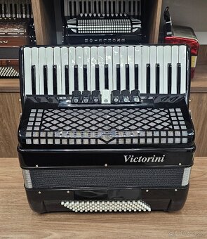 96 basovy akordeon VICCTORINI - 2