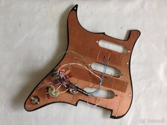 STAVBA GITARY TYPU STRATOCASTER-PICKGUARD - 2