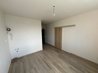 Predám 1-izbový zrekonštruovaný byt s balkónom, Levice - 2