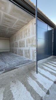 Ponúkam Vám do prenájmu priestranné garáže v Leviciach. - 2