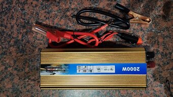 DC/AC menič 12V → 220V 2000W – USB, ochrany, kovové telo - 2