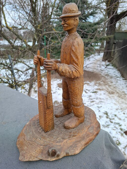 Predám starú drevorezbu ubíjanie mačacích hláv 35 € - 2