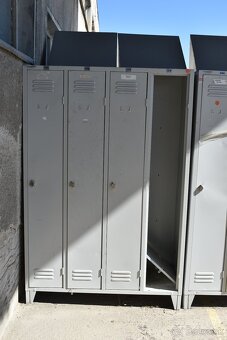 4-dverová šatníková skriňa s dlhými dverami a nožičkami - 2