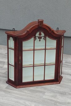 Vitrína nástenná – 73 x 68 x 19 cm. - 2