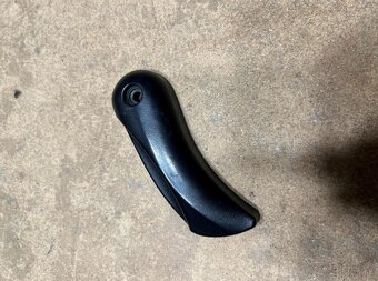 Predám páčku prednej kapoty BMW e60 e61 pred fl z UK auta.. - 2