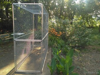 Šikovná 2,5 metrová voliéra pre vtáky.  Dobrá cena. - 2