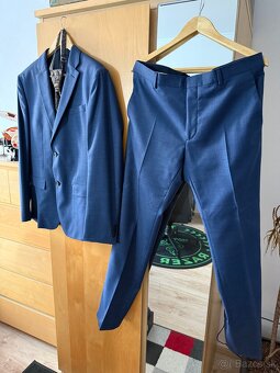 Predám oblek Calvin Klein s kravatou a opaskom - 2