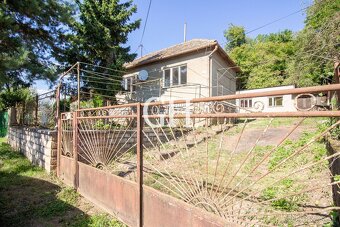 REZERVOVANÉ Priestranný rodinný dom so 6 izbami a garážou –  - 2