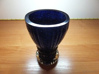 Zajímavá masivní těžká tmavě modrá váza nebo pohár. - 2