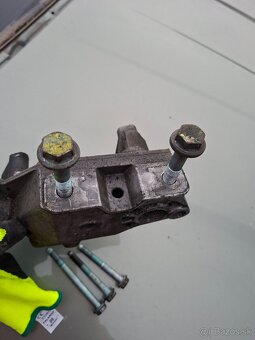 držiak motora 1,9 tdi - 2
