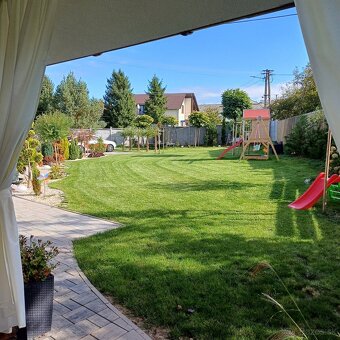 Predaj priestranného rodinného domu so záhradou a pozemkom - 2