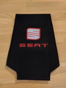 Návleky na hlavové opierky. - 2