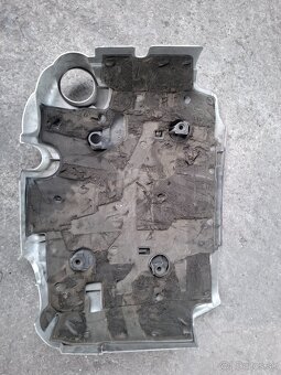 Audi V8 Tdi kryt motora Cena 100eur - 2