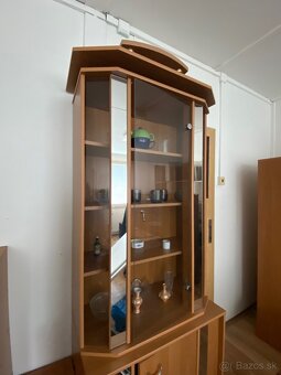 Rohová vitrína so sklom – zachovalá - 2