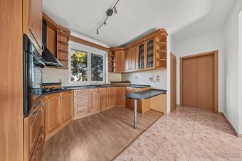 4-IZBOVÝ RODINNÝ DOM S GARÁŽOU, ZIMNOU ZÁHRADOU A PIVNICOU - 2