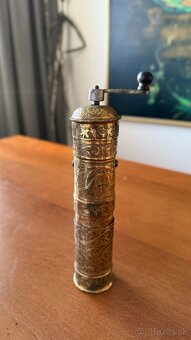 Mosadzný mlynček na korenie – orientálny štýl, ručne gravír - 2