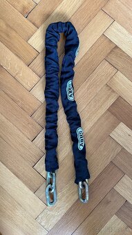 Abus retaz aj zamok - 2