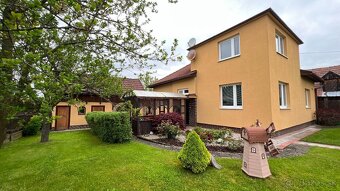 Zachovalý rodinný dom s krásnou záhradou a letnou kuchyňou v - 2