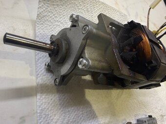 Elektromotor z mixéra - 2