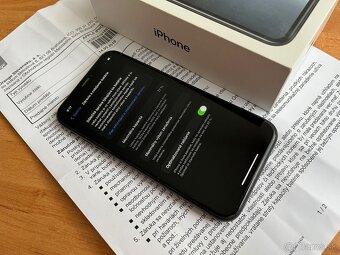 Apple iPhone XR 64GB - 2