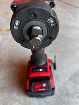 MILWAUKEE 1/2” AKU RÁZOVÝ UŤAHOVÁK - 2
