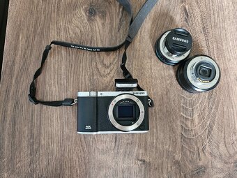 Samsung NX3000 (Telo a blesk) - 2