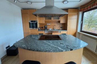 Kuchyně s ostrůvkem, kamennou deskou a spotřebiči,5708 - 2
