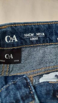 Široké rifle CA, HM čierne kapsáče a tmavo modré noh. - 2