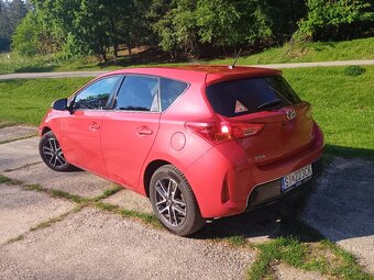 Toyota Auris cervena - 2