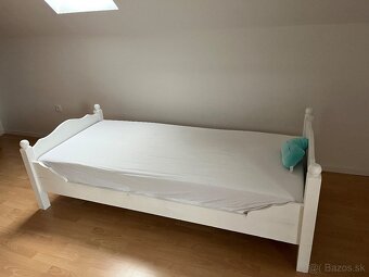 Drevená posteľ s matracom - 2